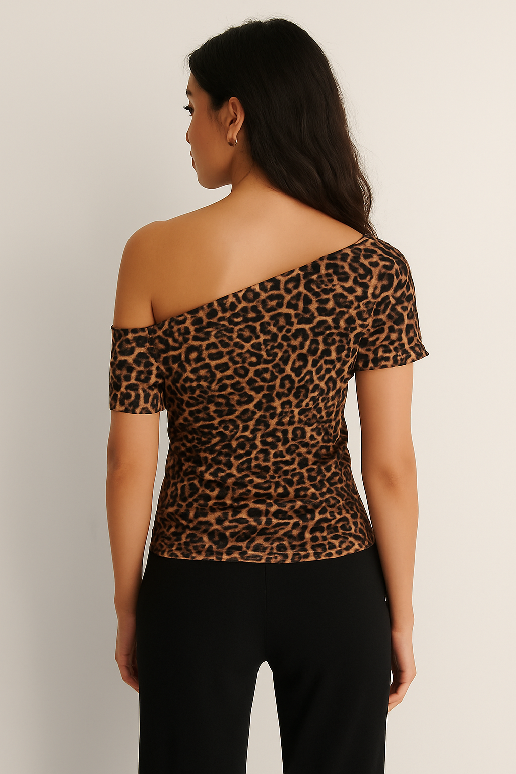 Top Léopard Asymétrique – Audace & Élégance Sauvage